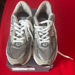 New Balance women’s Sneakers in Gray and White